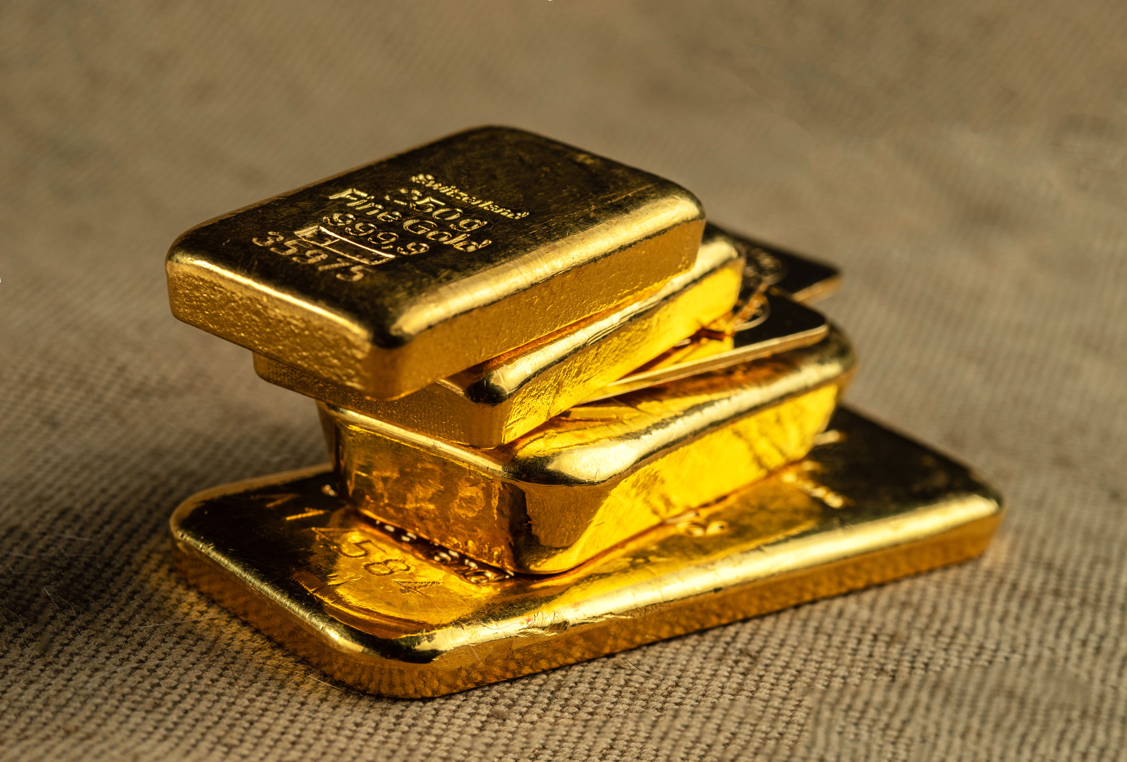 Why Investing in Gold Makes Sense Now: Economic Indicators and Strategic Insights