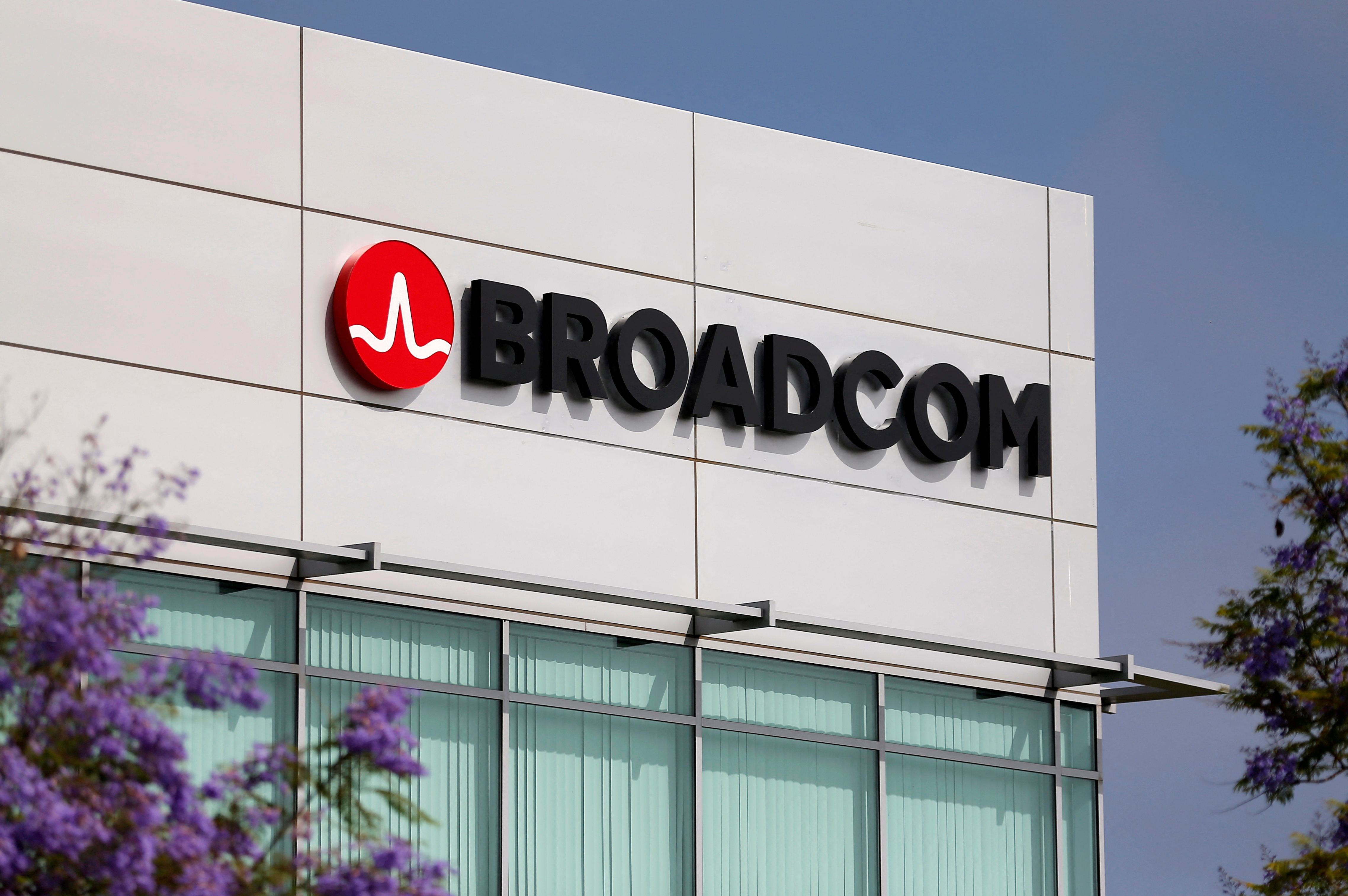 Why Broadcom Is a Strong Buy ? AI-Driven Growth,Expansions and Stock Split 