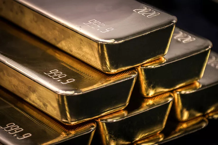 Gold Prices Slip Amid Strong Dollar and Anticipation of Key U.S. Inflation Data