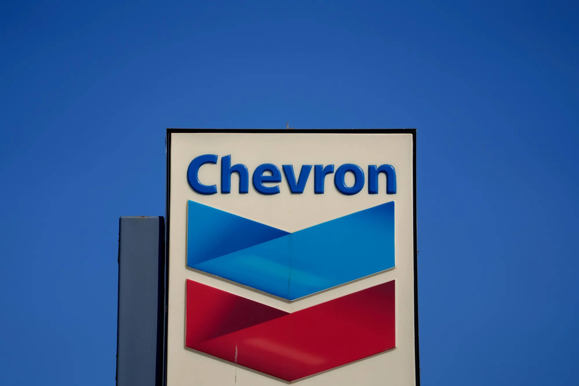 Chevron Stock Dips—But Is NYSE:CVX Poised for a Major Rebound with Rising Oil Output?