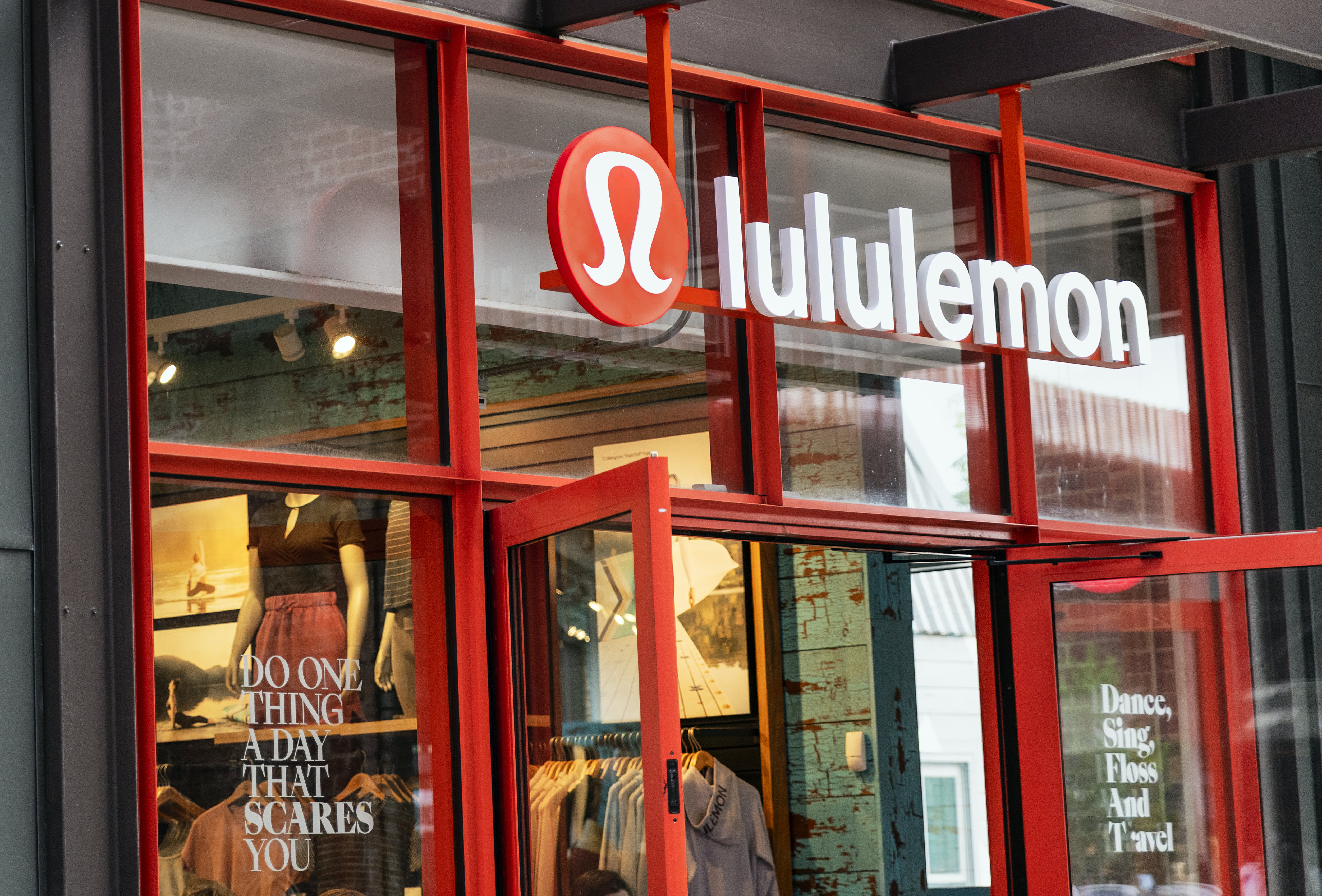 Why Lululemon Athletica (NASDAQ: LULU) is a Smart Investment Choice