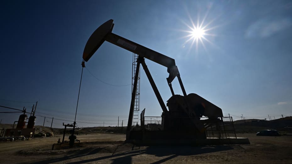Navigating the Flux: Global Oil Market Amidst Geopolitical Tensions